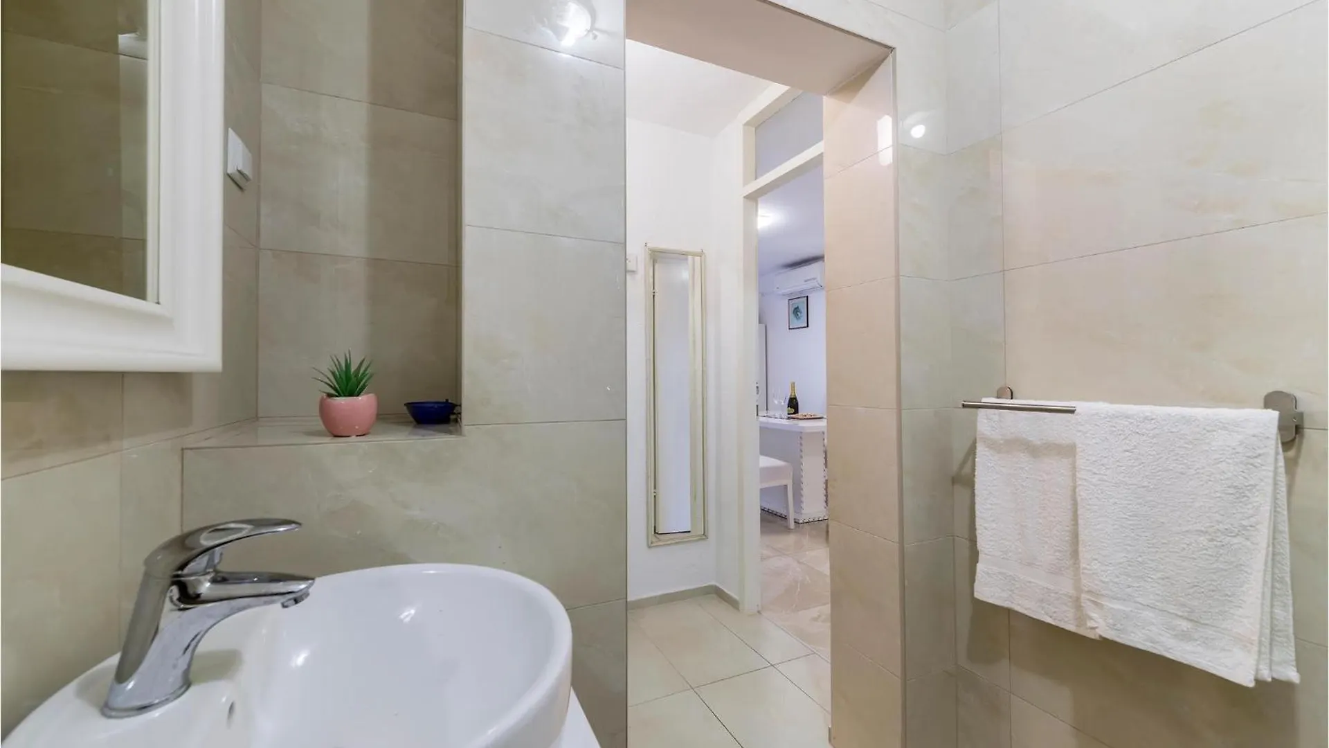 Beautiful Apartment In Pula With Kitchen Premantura