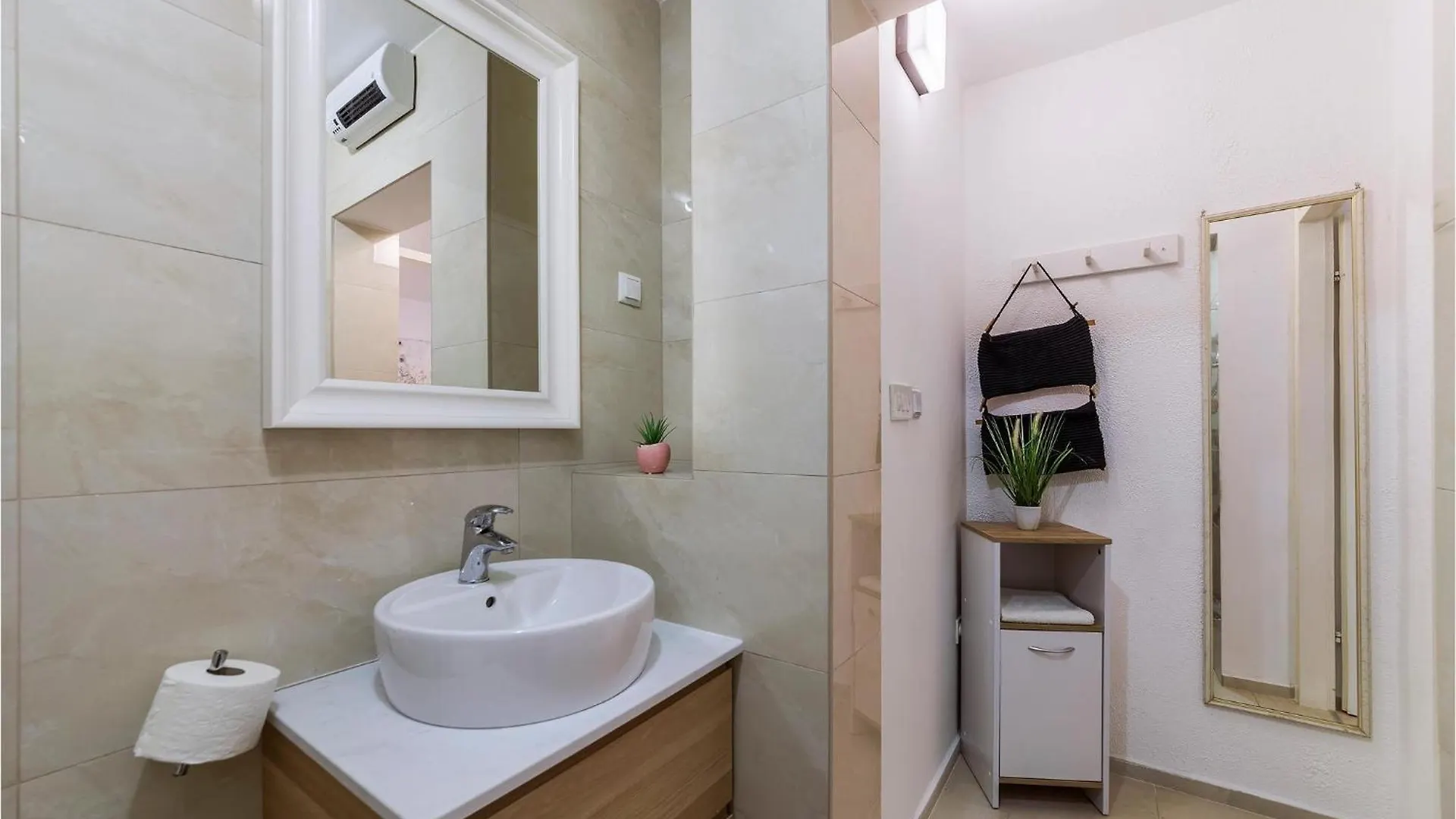 Beautiful Apartment In Pula With Kitchen Premantura